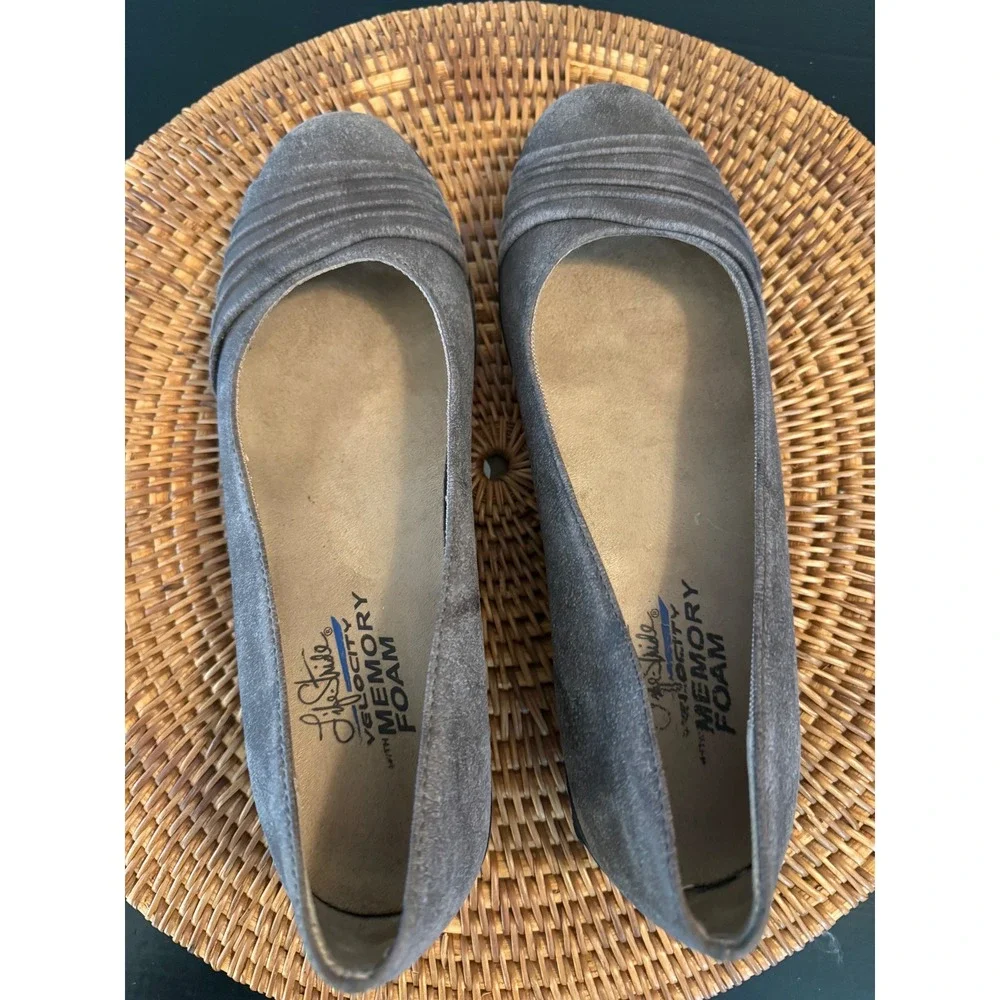 LifeStride Velocity Memory‎ Foamy Grey Faux Suede Pleated Toe shoes  9.5M